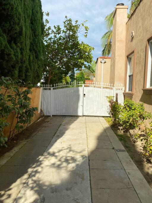 2 Bd Beverly Hills